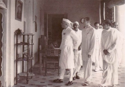 Visit-of-Jawaharlal-Nehru-to-the-Ashram-Library-on-13-June-1963.-Seen-with-himNolini-Kanta-Medhananda-Kewal-Singh-Madhav-Pandit-and-Udar-Pinto..jpg